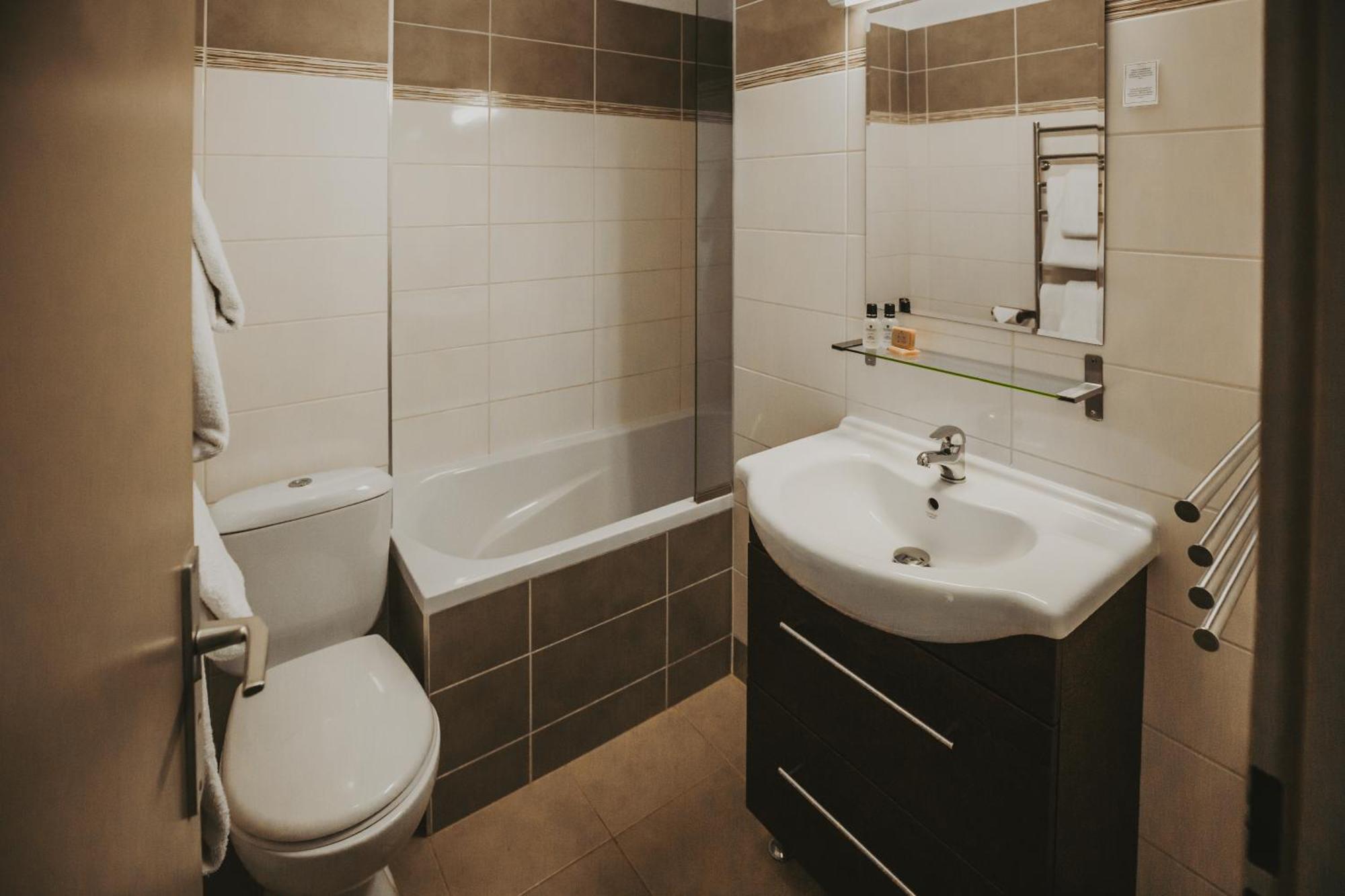 Hotel Les Grangettes เมรีเบล ภายนอก รูปภาพ